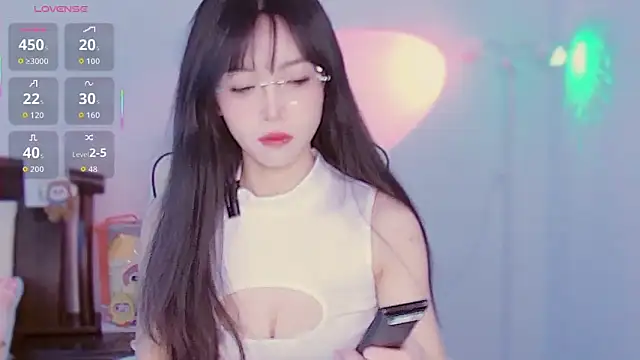 Snapshot of XiaoNana_ chatting on 12-15-25, 01:32 XiaoNana online show from 12-15-25, 01:32