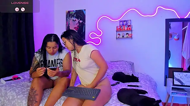 Snapshot of Dilan_and_Mia chatting on 10-09-25, 11:47 Dilan and Mia online show from 10-09-25, 11:47