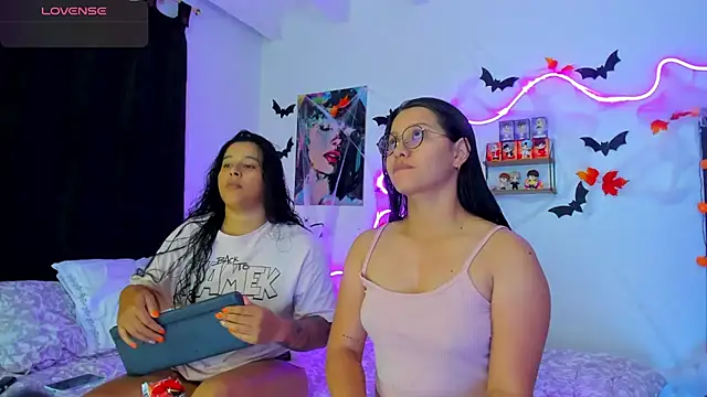 Snapshot of Dilan_and_Mia chatting on 10-16-25, 10:22 Dilan and Mia online show from 10-16-25, 10:22