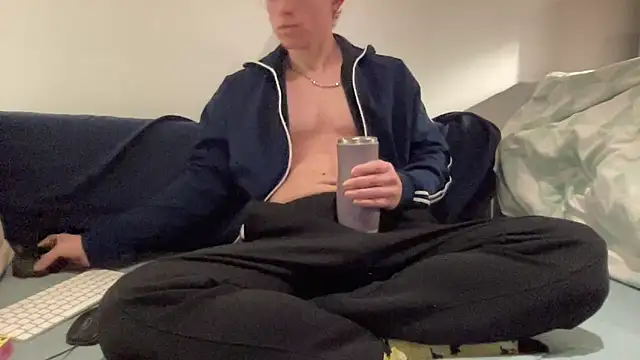 Snapshot of ee_000 chatting on 10-25-25, 05:30 ee 000 online show from 10-25-25, 05:30