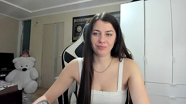 Snapshot of EmiLovsi chatting on 10-13-25, 07:36 EmiLovsi online show from 10-13-25, 07:36