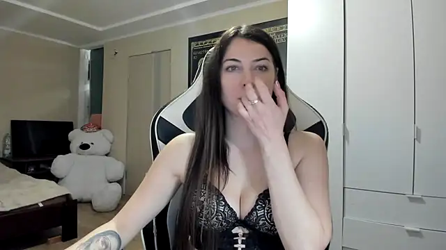 Snapshot of EmiLovsi chatting on 10-27-25, 09:41 EmiLovsi online show from 10-27-25, 09:41