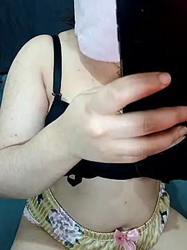 Snapshot of Queen-15 chatting on 01-18-26, 04:00 Queen-15 online show from 01-18-26, 04:00