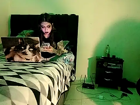 Snapshot of saenzjulieta1 chatting on 10-29-25, 12:57 saenzjulieta1 online show from 10-29-25, 12:57