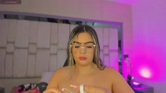 Snapshot of Samarafernandez chatting on 09-27-25, 03:11 Samarafernandez online show from 09-27-25, 03:11