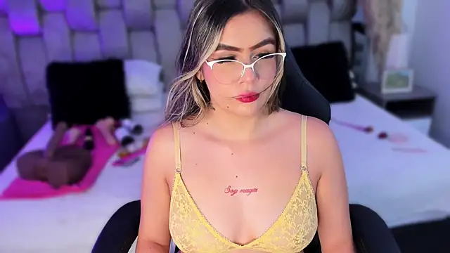 Snapshot of Samarafernandez chatting on 10-04-25, 03:48 Samarafernandez online show from 10-04-25, 03:48