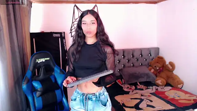 Snapshot of Sweet-Cris chatting on 09-11-25, 06:08 Sweet-Cris online show from 09-11-25, 06:08