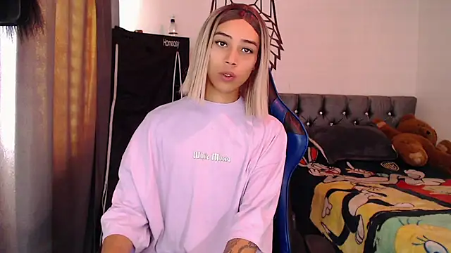 Snapshot of Sweet-Cris chatting on 10-02-25, 02:13 Sweet-Cris online show from 10-02-25, 02:13