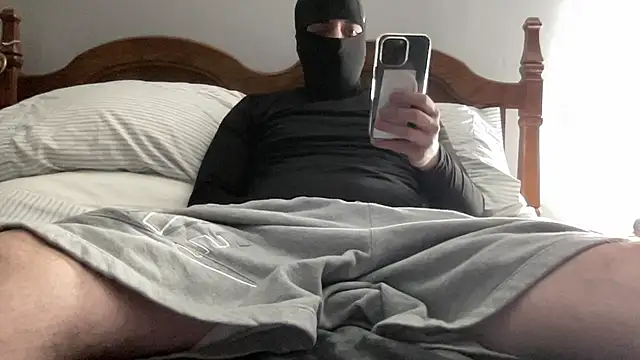 Snapshot of UncutMagic chatting on 01-11-26, 01:10 UncutMagic online show from 01-11-26, 01:10