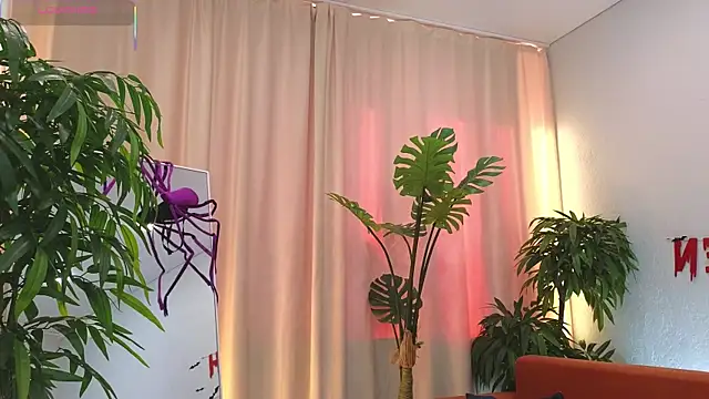 Snapshot of AliciaMellow chatting on 10-27-25, 04:38 AliciaMellow online show from 10-27-25, 04:38