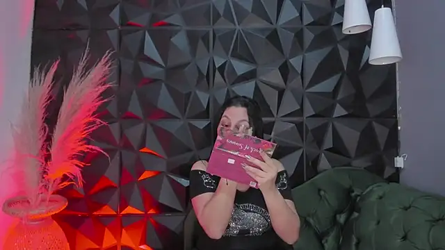 Snapshot of helenasaenz chatting on 12-15-25, 12:20 helenasaenz online show from 12-15-25, 12:20