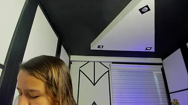 Snapshot of ElaBourn_ chatting on 09-17-25, 01:13 ElaBourn  online show from 09-17-25, 01:13