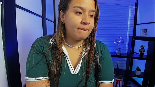 Snapshot of ElaBourn_ chatting on 10-13-25, 01:33 ElaBourn  online show from 10-13-25, 01:33