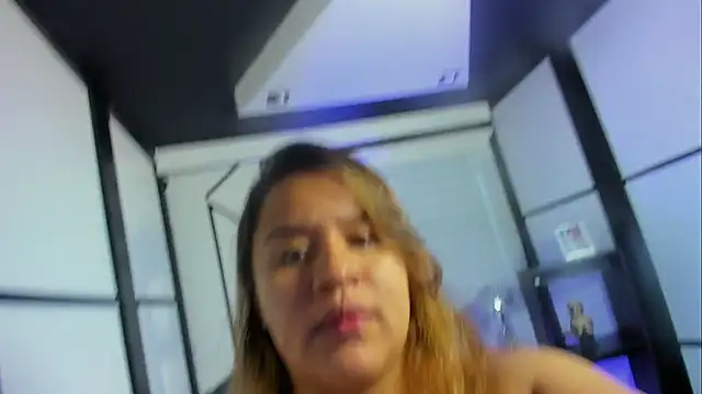 Snapshot of ElaBourn_ chatting on 10-17-25, 02:08 ElaBourn  online show from 10-17-25, 02:08