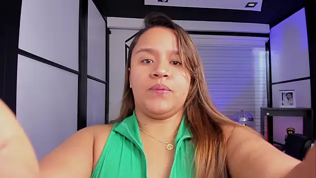 Snapshot of ElaBourn_ chatting on 10-21-25, 02:07 ElaBourn  online show from 10-21-25, 02:07