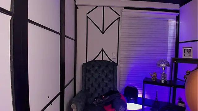 Snapshot of ElaBourn_ chatting on 10-22-25, 02:39 ElaBourn  online show from 10-22-25, 02:39