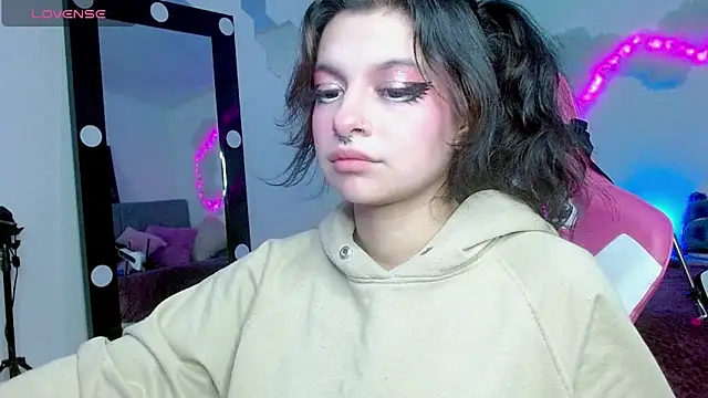 Snapshot of larah_uwu chatting on 10-23-25, 08:18 larah uwu online show from 10-23-25, 08:18