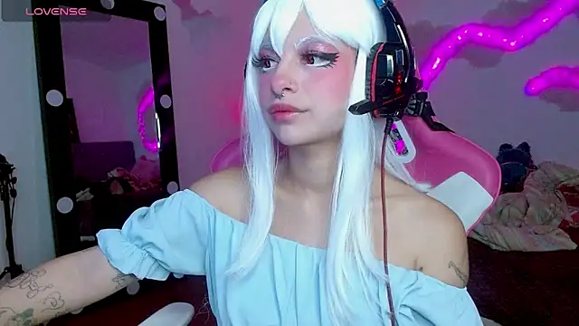 Snapshot of larah_uwu chatting on 10-24-25, 06:59 larah uwu online show from 10-24-25, 06:59