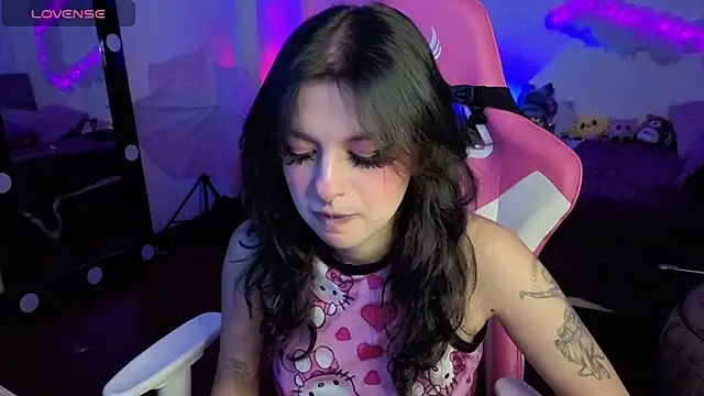 Snapshot of larah_uwu chatting on 11-22-25, 07:35 larah uwu online show from 11-22-25, 07:35