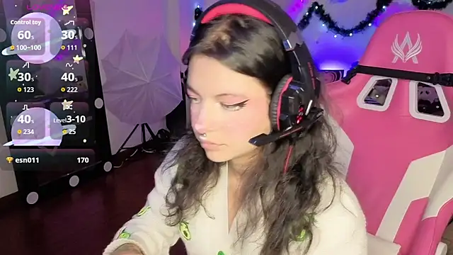 Snapshot of larah_uwu chatting on 12-22-25, 07:11 larah uwu online show from 12-22-25, 07:11