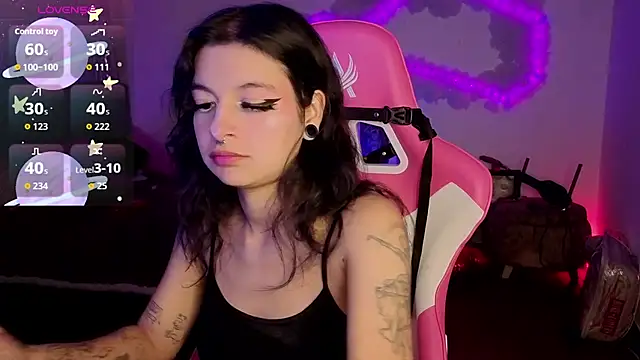 Snapshot of larah_uwu chatting on 02-21-26, 07:37 larah uwu online show from 02-21-26, 07:37