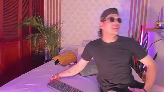 Snapshot of Cristian_blaze chatting on 11-19-25, 07:19 Cristian blaze online show from 11-19-25, 07:19