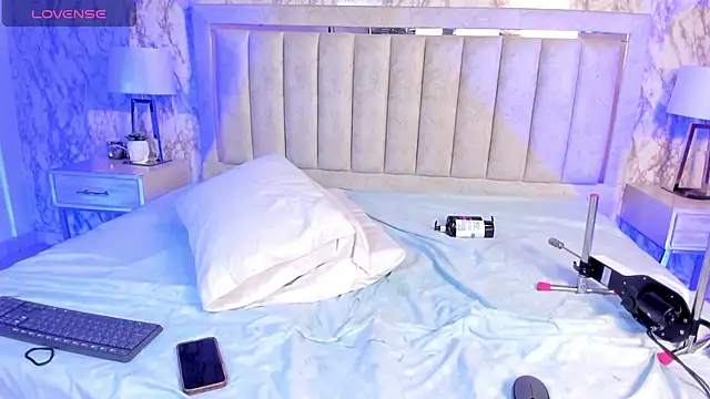 AlaiaMoretti online show from 10-25-25, 05:37