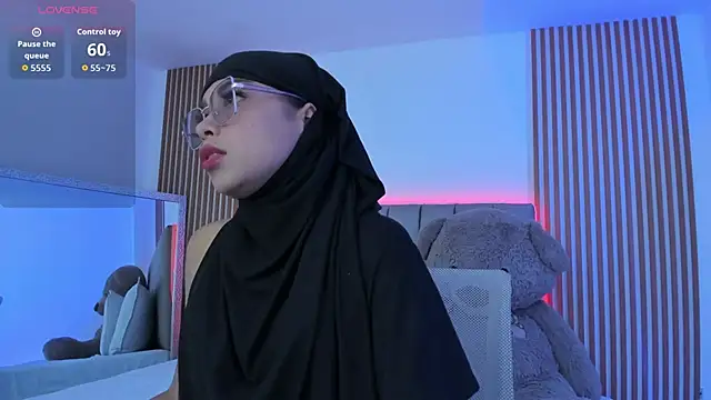 naishaa  online show from 09-27-25, 06:46