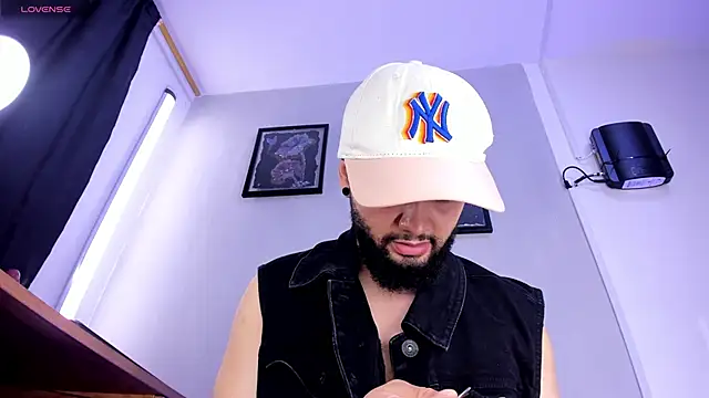 Snapshot of Noah_devil_ chatting on 11-12-25, 02:45 Noah devil online show from 11-12-25, 02:45