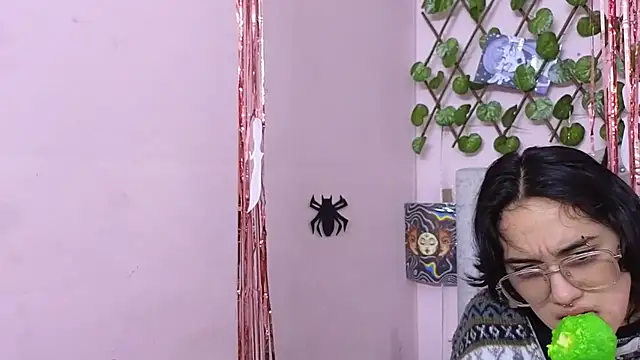 katalinathxandbritney1 online show from 10-06-25, 11:13