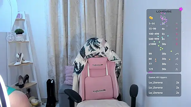 sarah saenz  online show from 11-15-25, 03:52