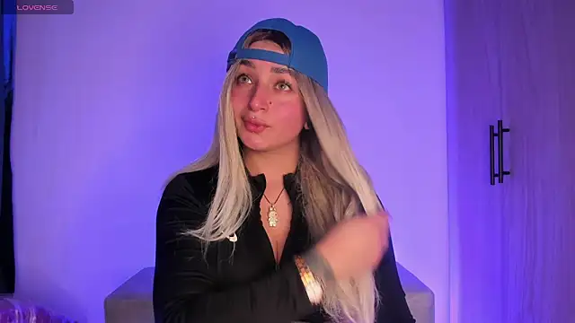 scarlett Collinss online show from 11-20-25, 04:45