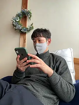 Snapshot of tom19899q chatting on 12-18-25, 05:35 tom19899q online show from 12-18-25, 05:35