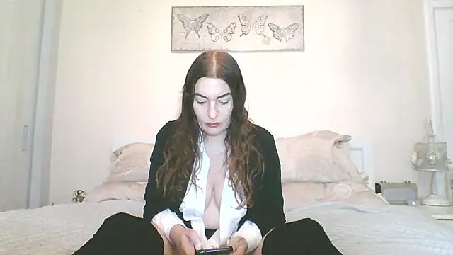 Snapshot of EllaKent chatting on 01-08-26, 03:36 EllaKent online show from 01-08-26, 03:36