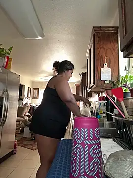 Snapshot of 1n0nlythroat chatting on 09-21-25, 05:25 1n0nlythroat online show from 09-21-25, 05:25