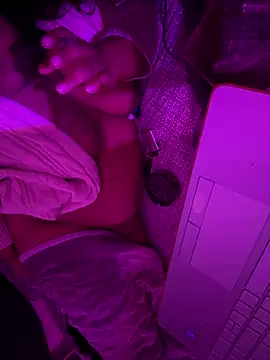 Snapshot of 1n0nlythroat chatting on 10-17-25, 03:25 1n0nlythroat online show from 10-17-25, 03:25