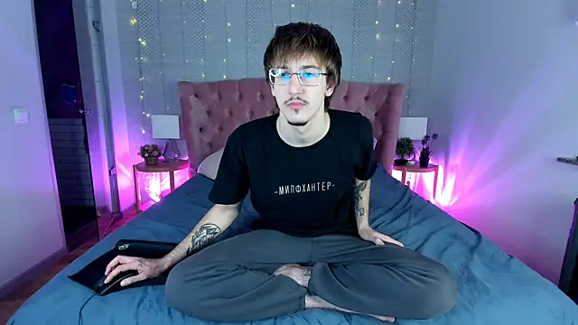 Snapshot of KiskaKurt chatting on 11-16-25, 03:34 KiskaKurt online show from 11-16-25, 03:34