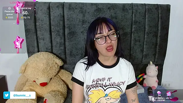 Snapshot of Littlee_Bunny_ chatting on 10-02-25, 10:33 Littlee Bunny online show from 10-02-25, 10:33