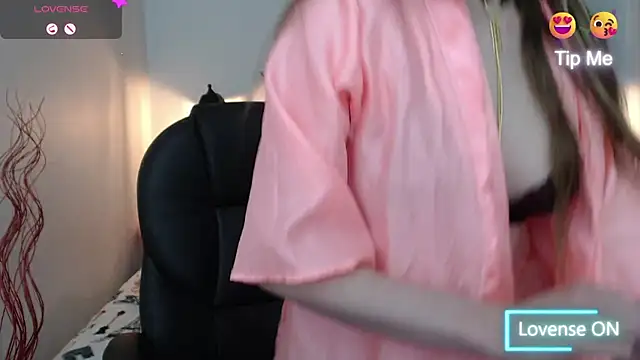 Snapshot of velvet__moon chatting on 09-22-25, 03:58 velvet  moon online show from 09-22-25, 03:58