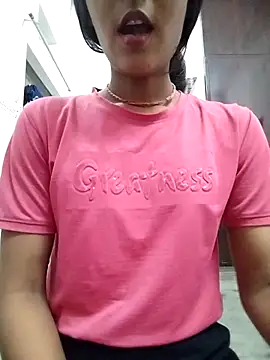 Snapshot of Naina_04 chatting on 09-25-25, 04:11 Naina 04 online show from 09-25-25, 04:11