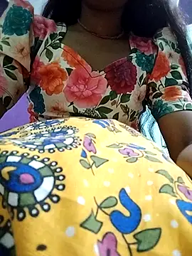 Snapshot of Naina_04 chatting on 10-06-25, 05:43 Naina 04 online show from 10-06-25, 05:43