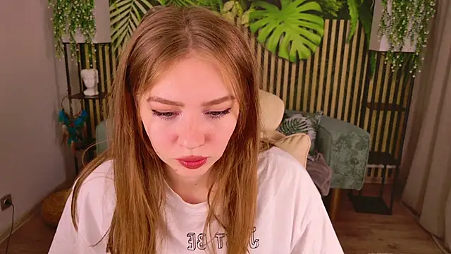 Moon  Bunny online show from 09-08-25, 04:17