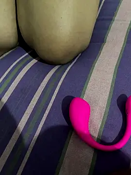 Snapshot of Slllll_Couple00 chatting on 09-23-25, 07:28 Slllll Couple00 online show from 09-23-25, 07:28