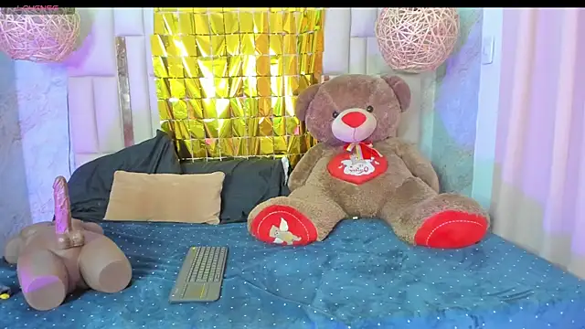 Snapshot of NikkyyRed chatting on 10-12-25, 02:43 NikkyyRed online show from 10-12-25, 02:43