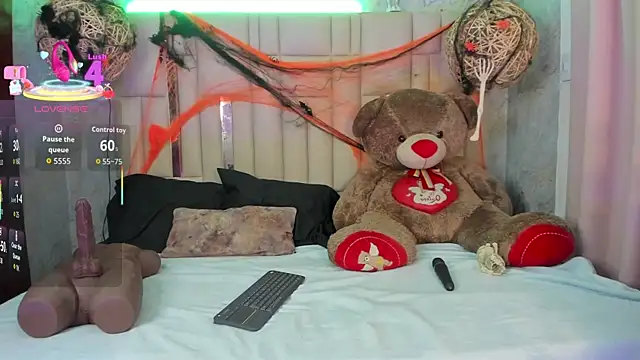 Snapshot of NikkyyRed chatting on 10-28-25, 02:04 NikkyyRed online show from 10-28-25, 02:04