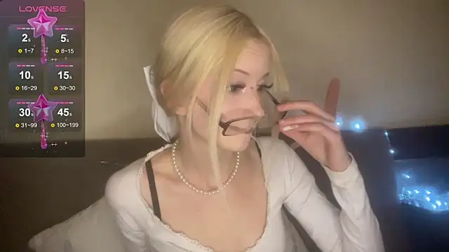 Snapshot of kittywithu chatting on 11-19-25, 11:43 kittywithu online show from 11-19-25, 11:43