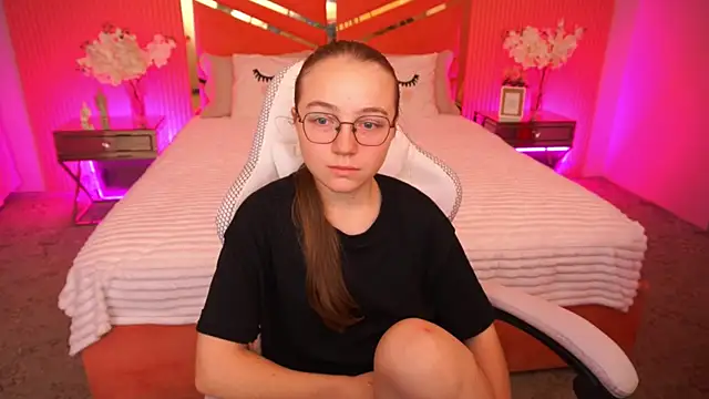 ArrinaWairr online show from 10-10-25, 07:18