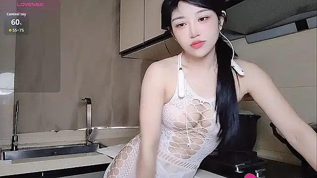 Snapshot of Coco--01 chatting on 11-05-25, 12:32 Coco--01 online show from 11-05-25, 12:32