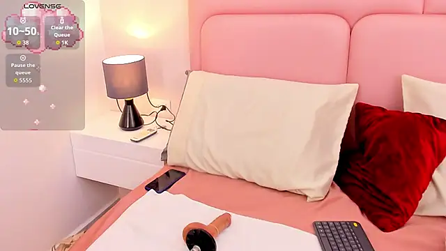 Snapshot of alma_leyton chatting on 10-17-25, 08:11 alma leyton online show from 10-17-25, 08:11