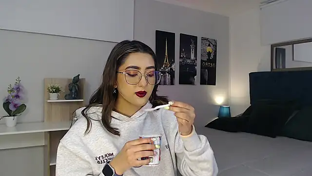 Snapshot of madame_lottie chatting on 09-18-25, 12:40 madame lottie online show from 09-18-25, 12:40